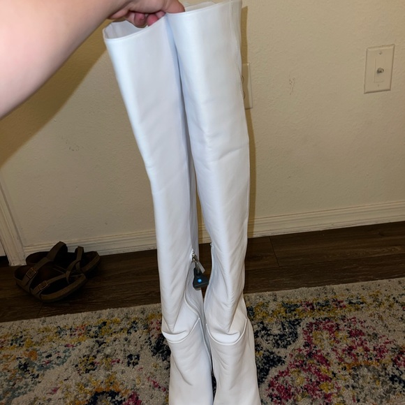 Keeyahri White Pointed Heeled Boots - Picture 10 of 14